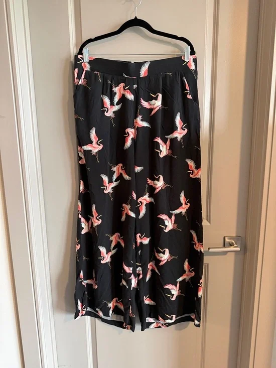 torrid Black Wide-Leg Pants with Pink Crane Print - Picture 1 of 4